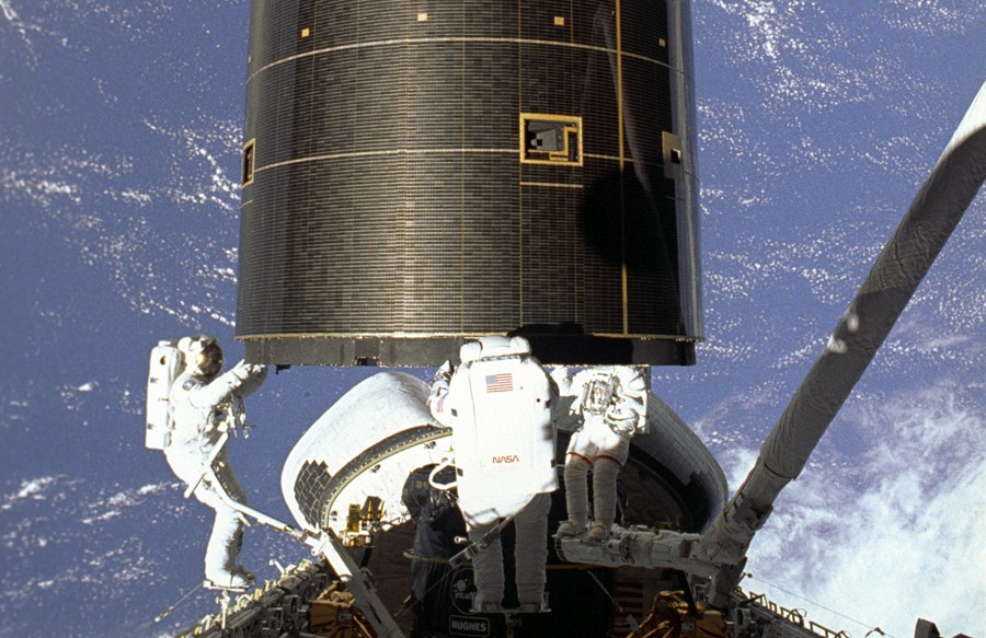STS-49 ONBOARD PHOTO: THE SUCCESSFUL CAPTURE OF THE INTELSAT VI SATELLITE. ASTRONAUTS HIEB, AKERS AND THUOT HAVE HANDHOLDS ON THE SATELLITE.