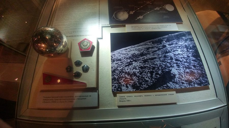 Советские вымпелы Луны-2 и Луны-9.