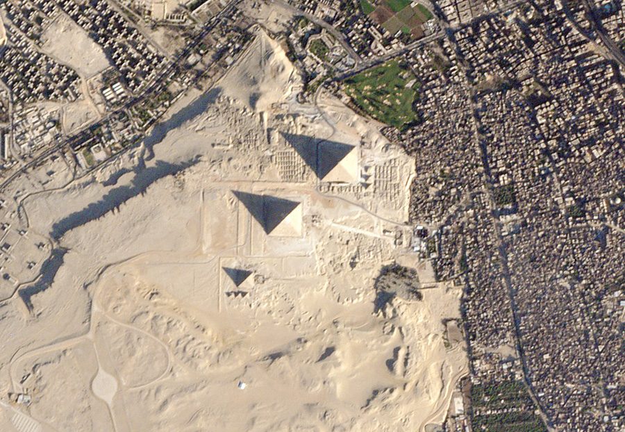 фотография египетских пирамид с наноспутника