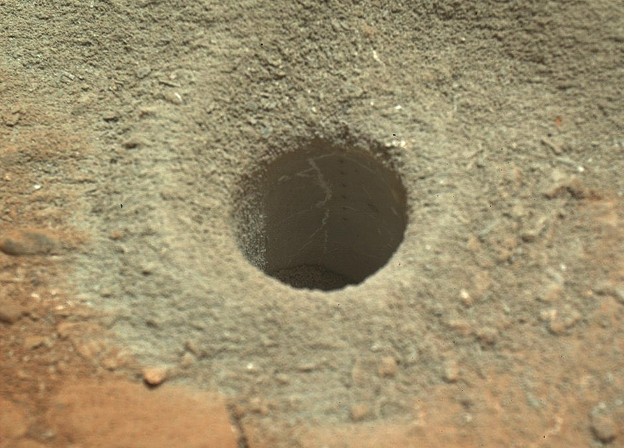 скважина в марсианском грунте, оставленная Curiosity