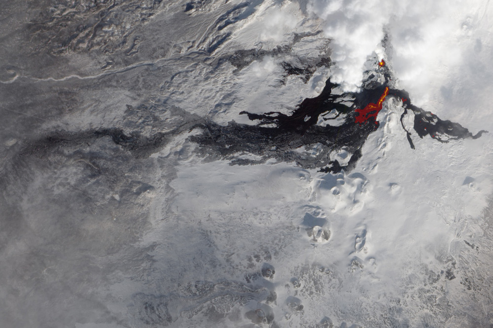 фото извержения вулкана Толбачик с метеоспуника NASA