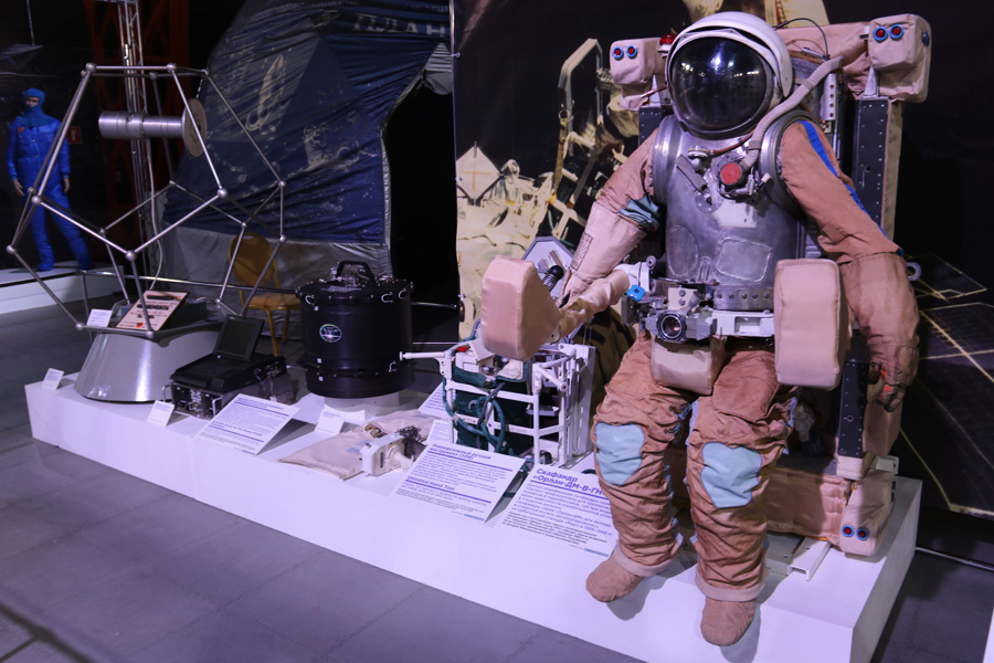 летающее кресло космонавта на выставке PROКосмос в Санкт-Петербурге