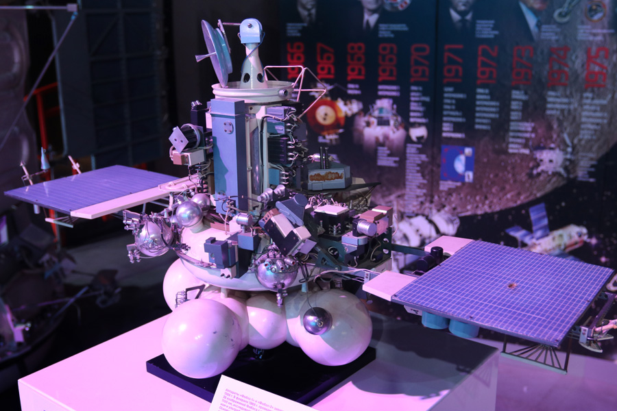 макет автоматической станции "Фобос-2" на выставке PROКосмос