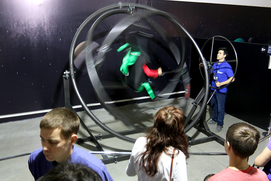 выставка Открытый космос в Саратове: гироскопический вестибулярный тренажер