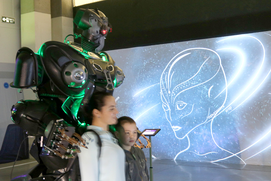 выставка Открытый космос в Саратове: робот