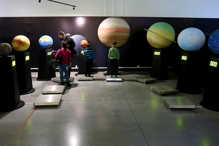 выставка Открытый космос в Саратове: стенд с внеземными весами