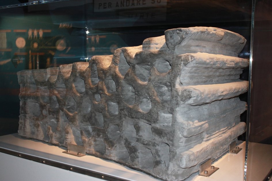 блок из вулканического базальта распечатанный при помощи строительного принтера D-Shape