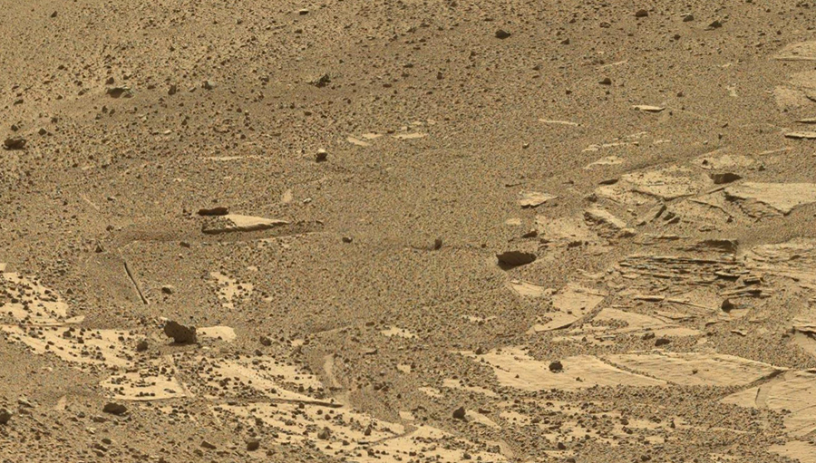 Curiosity-explores-mysterious-footprints4