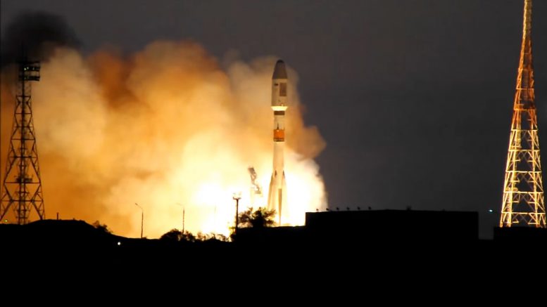 Запуск ракеты "Союз" со спутником DX1 с космодрома Байконур