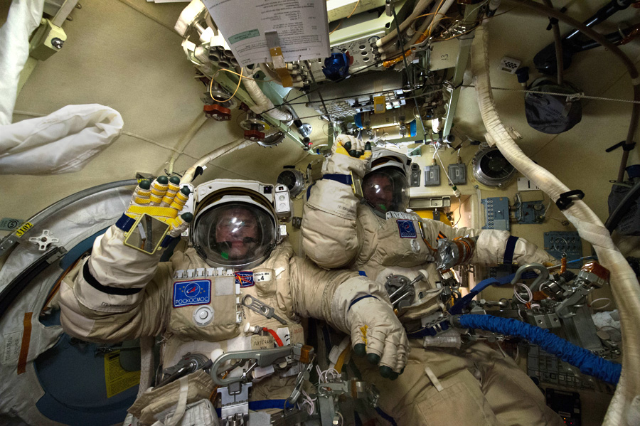 космонавты Юрий Маленченко и Сергей Волков перед выходом в открытый космос