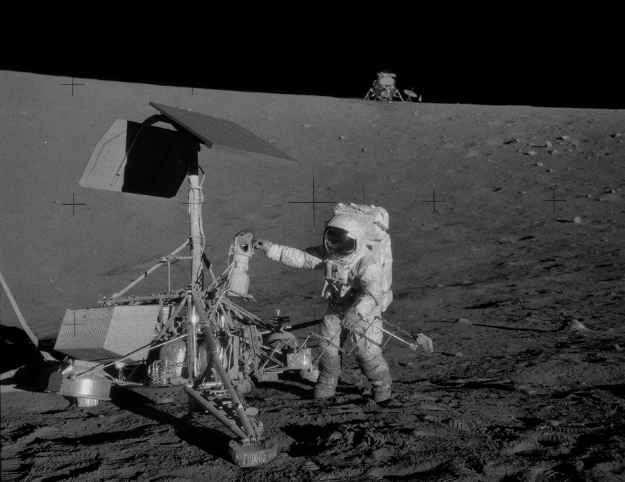 Пит Конрад, командир Аполлона 12, с остатками миссии Surveyor 3