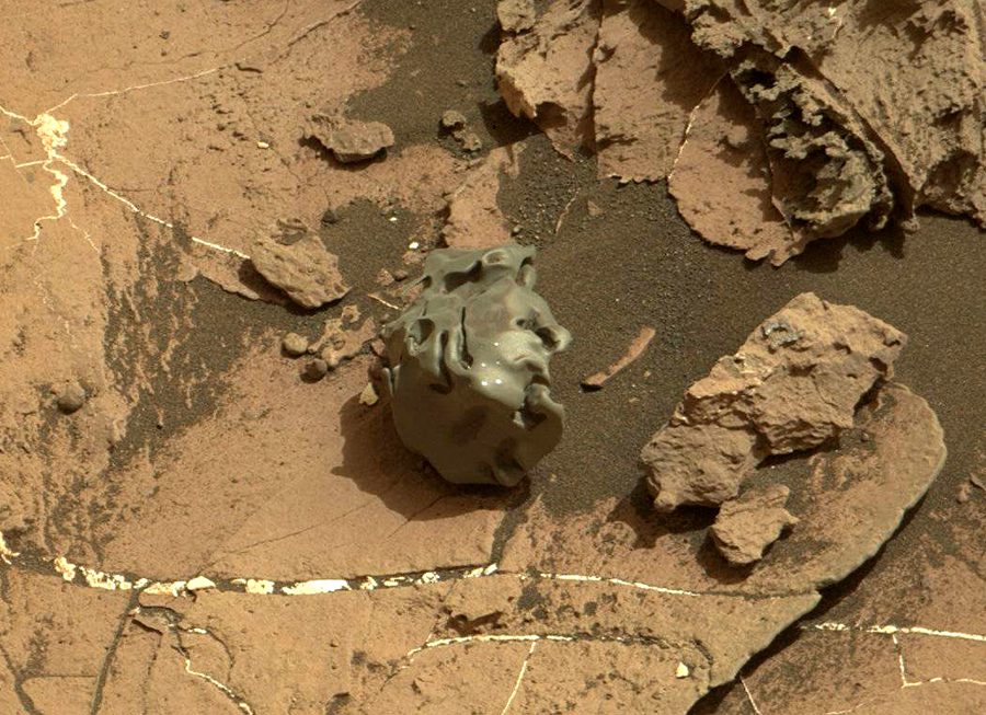 марсоход Curiosity сфотографировал метеорит
