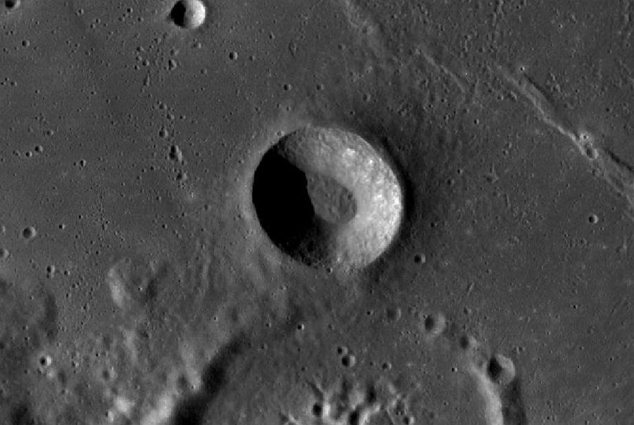 кратер на Луне. Снимок спутника LRO