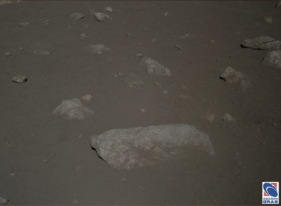 Лунная поверхность фото китайского лунохода Yutu