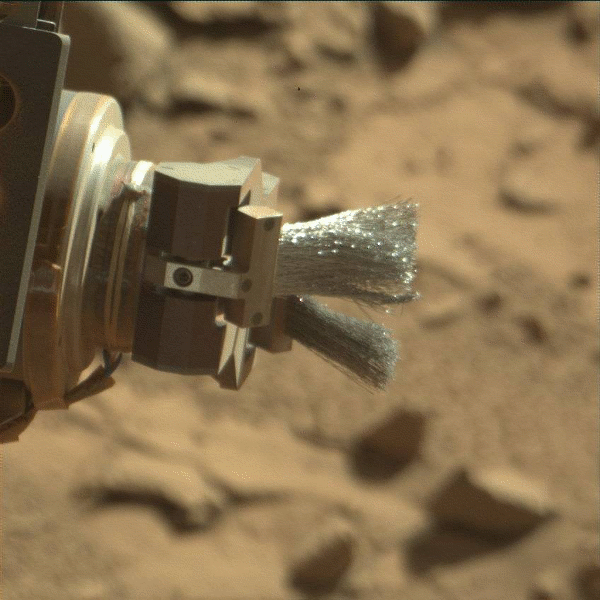 металлическая щетка на марсоходе Curiosity