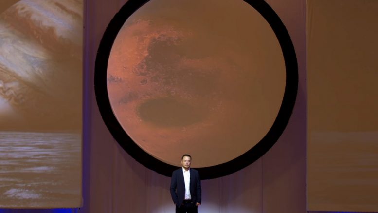 Илон Маск во время презентации проекта «Межпланетной транспортной системы»