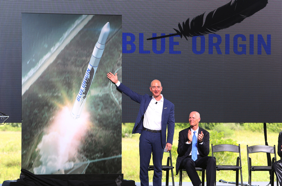 основатель Blue Origin Джефф Безос на представлении проекта ракеты высокой грузоподъёмности многоразового использования