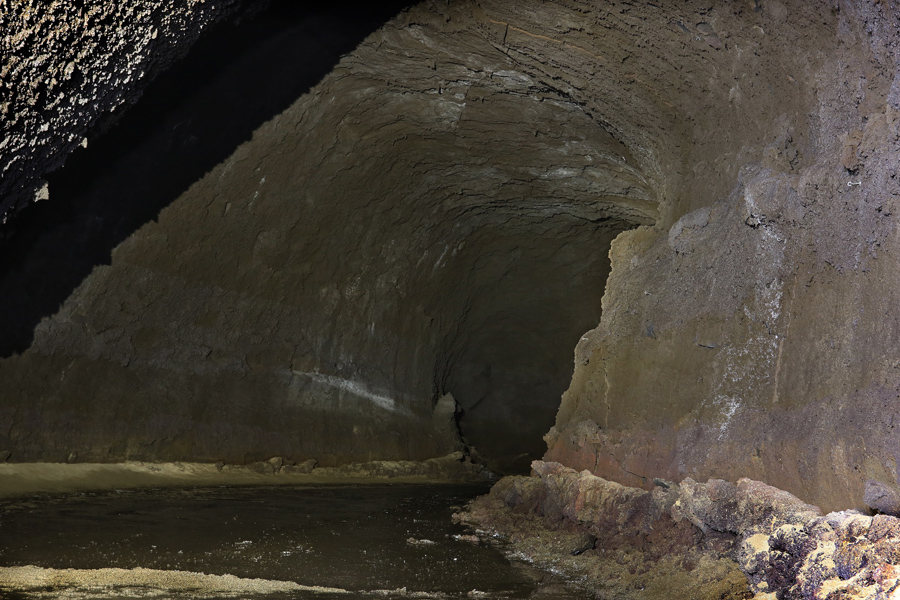 лавовая пещера на Камчатке в кальдере вулкана Горелый