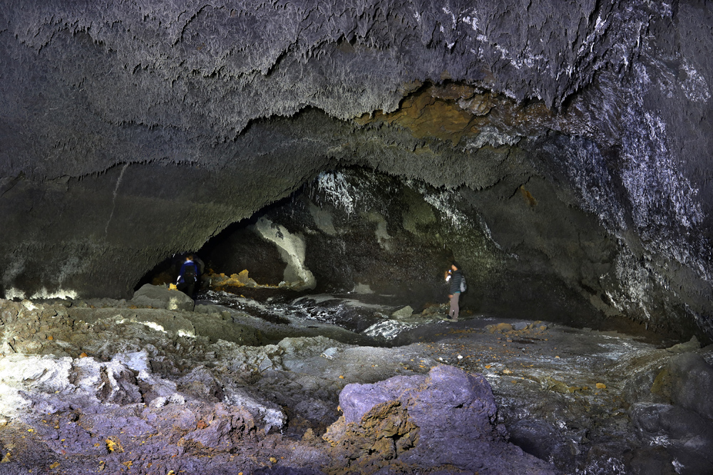 лавовая пещера в кальдере вулкана Мутновский