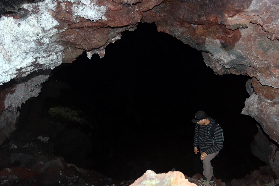 лавовая пещера в кальдере вулкана Толбачик