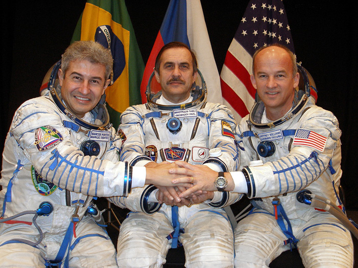 космонавты перед отправкой на МКС