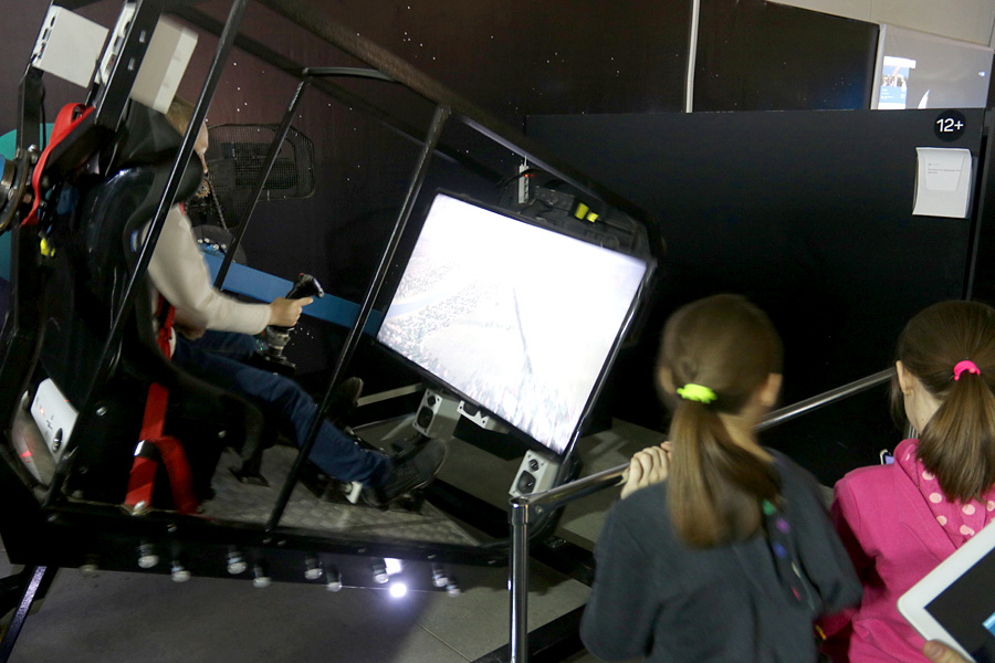 выставка Открытый космос в Саратове: трехосевой имитатор кабины самолета