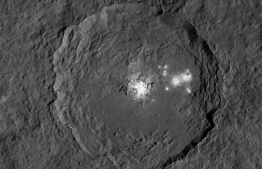яркие пятна на дне кратера Цереры