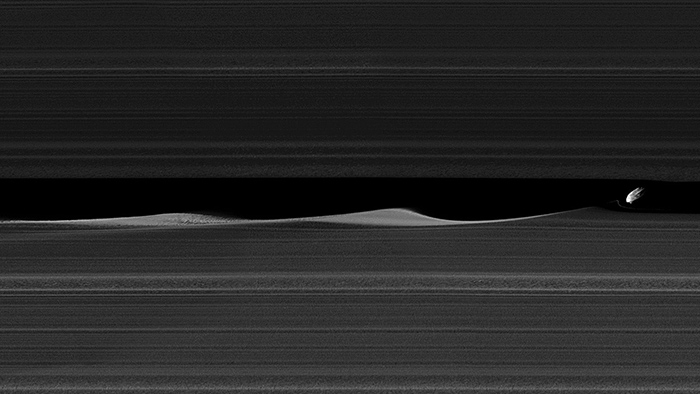 спутник Сатурна Дафнис в его кольцах
