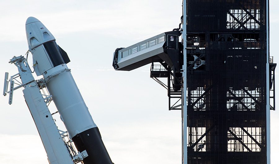 Falcon 9 с космическим кораблем Dragon поднимается в вертикальное положение