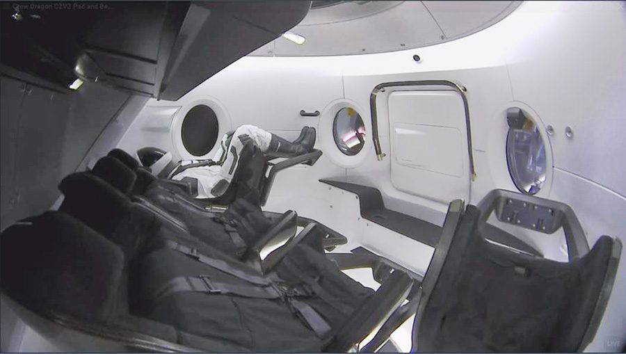 манекен SpaceX в космическом корабле Dragon Crew