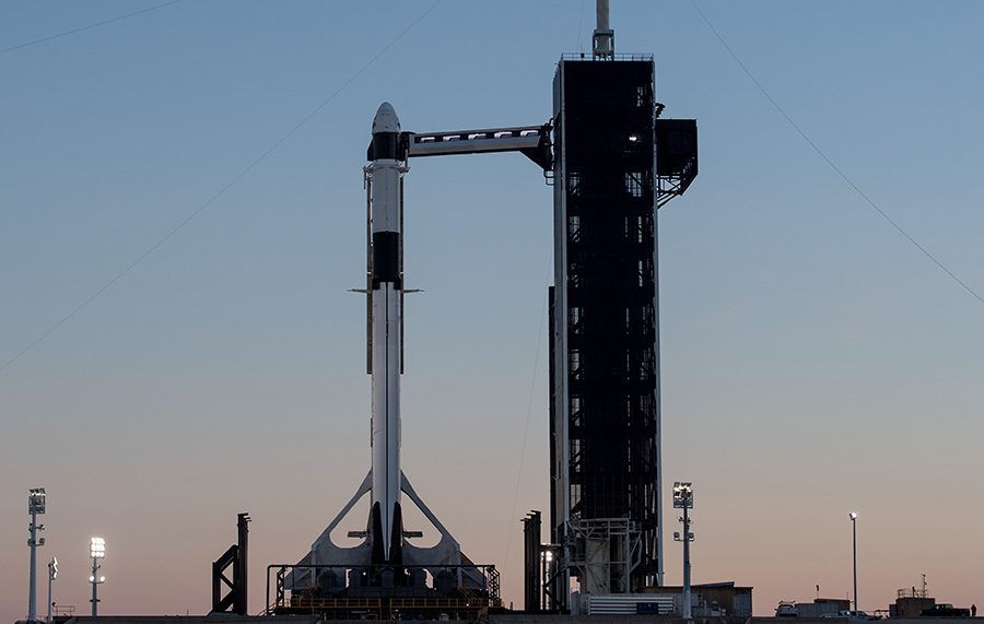ракета SpaceX Falcon 9 с космическим кораблем Crew Dragon в вертикальном положении на стартовой площадке