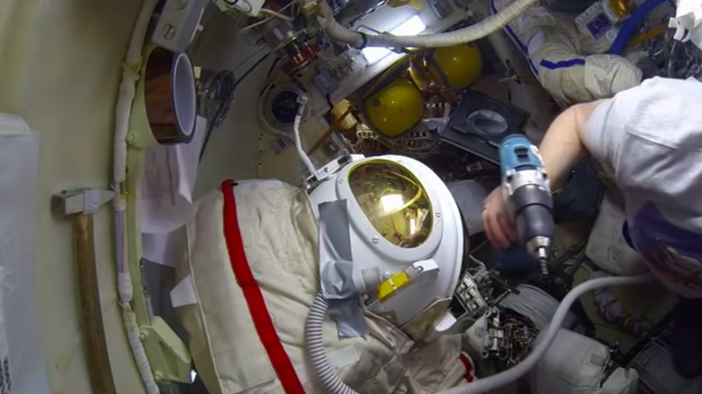 Космонавт с дрелью на борту МКС