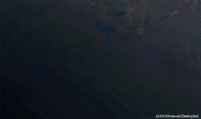 Японский спутник Himawari-8 запечатлел извержение вулкана Райкоке