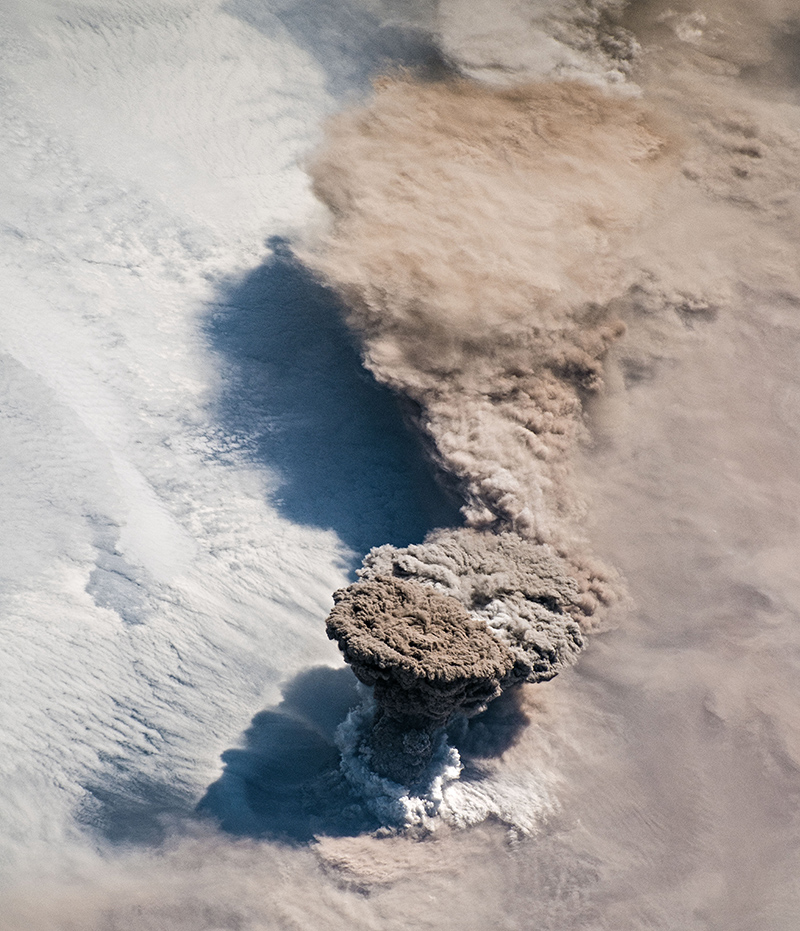 Извержение вулкана Райкоке с борта МКС