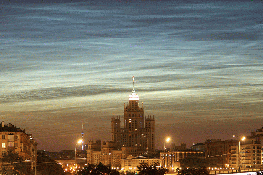 Серебристые облака над Москвой