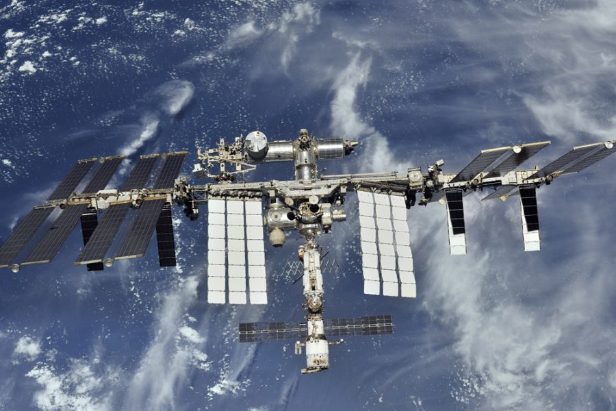 МКС в 2018 году, вид сверху. В нижней части снимка — модуль «Звезда». Фото: Роскосмос.