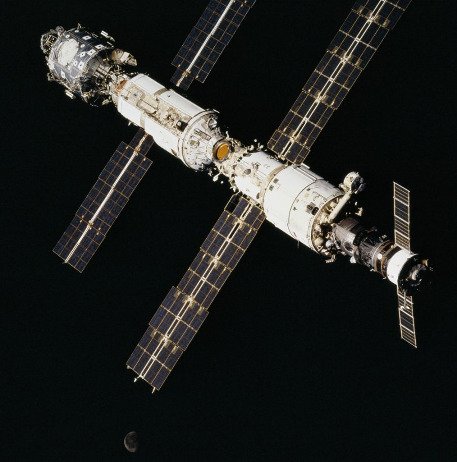 МКС в 2000 году, состоящая из трех модулей: «Звезда», «Заря» и «Юнити». Фото: NASA