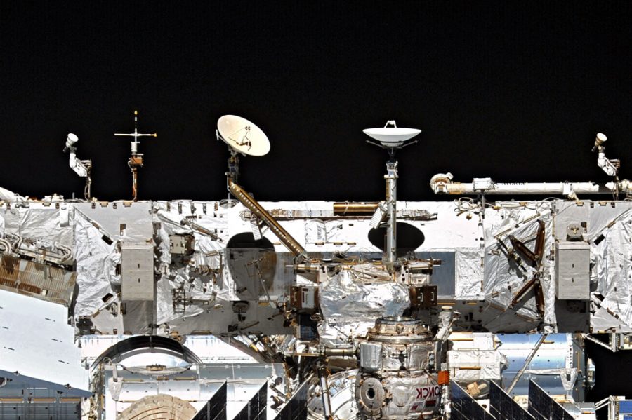 Фрагмент МКС со спутниковыми тарелками американского сегмента. Фото: Роскосмос