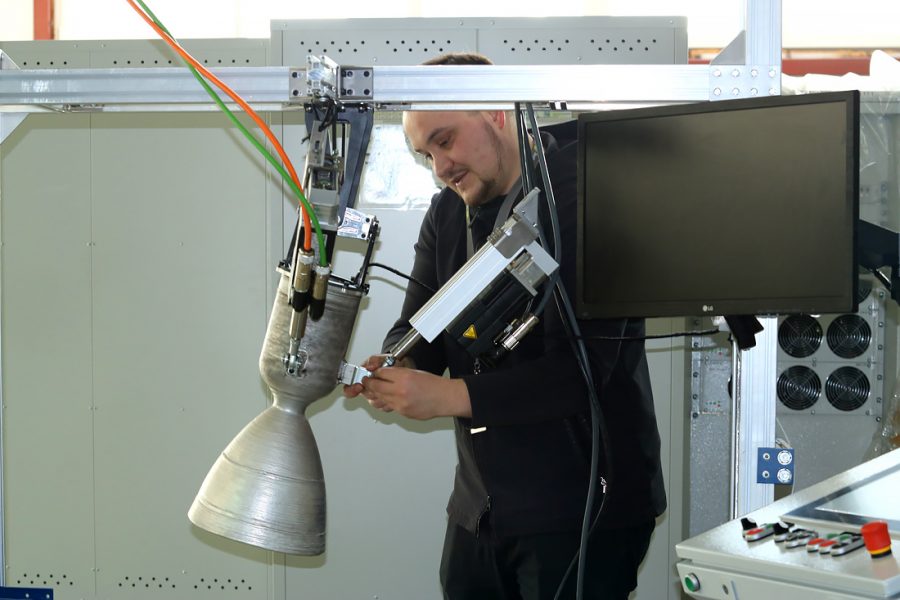 Монтаж макета ракетного двигателя на испытательный стенд в S7 R&D. Фото автора