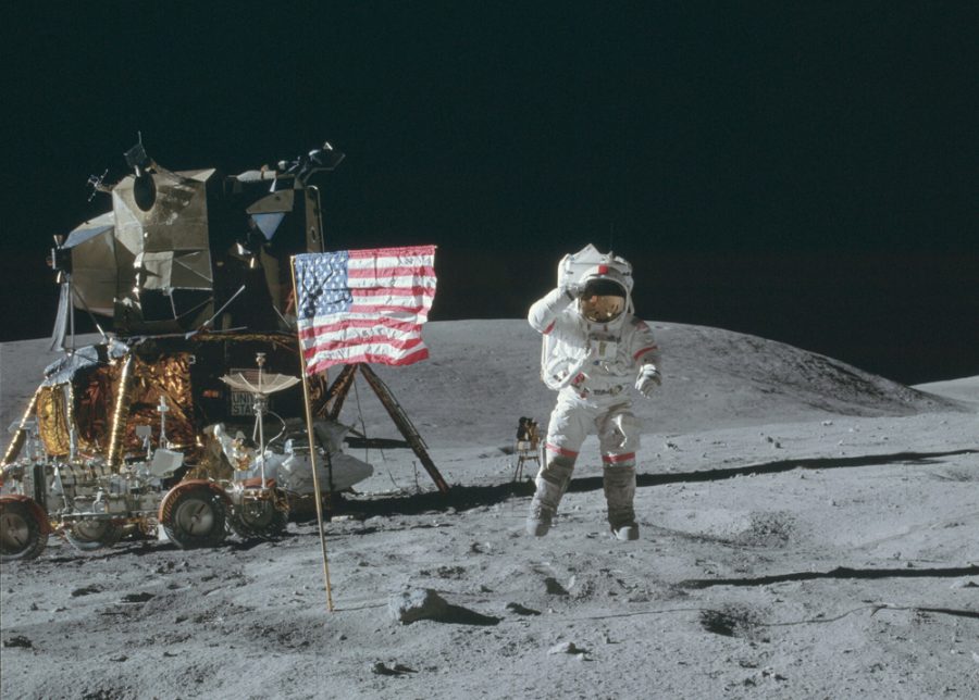 Американский астронавт на Луне 